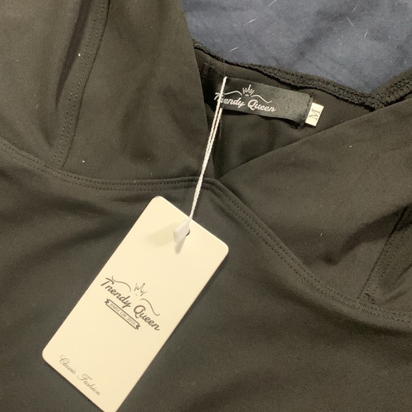 Black crop top with cap sleeves size medium - Picture 4 of 4